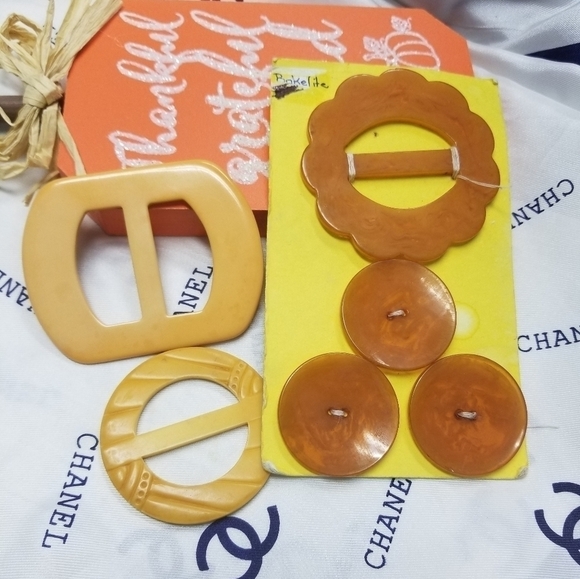 Host PICK! Rare Vintage Bakelite Buckles & Buttons - Picture 4 of 4